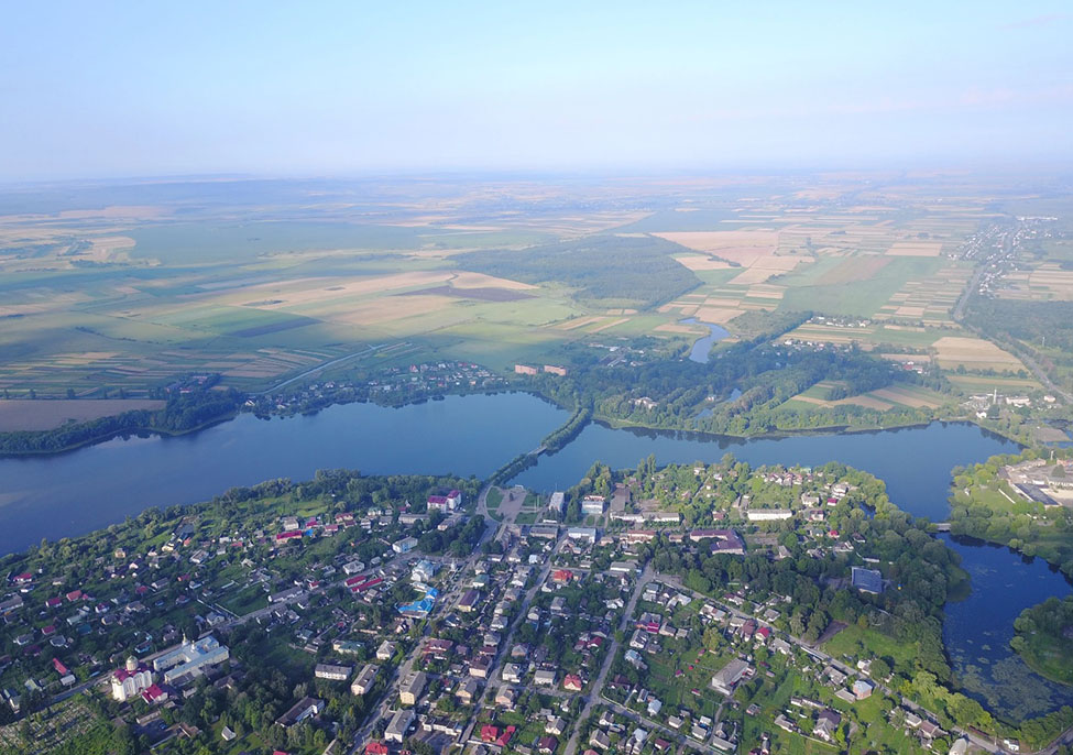 Вид на р. Іква та селищну забудову